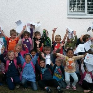 Die opgewonde groep Gr Râ€™e met hulle sertifikate en dr Righardt van Huyssteen links 
